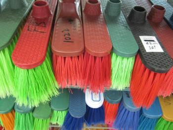 華美日用品 外貿(mào)掃把頭熱銷引領(lǐng)義烏商貿(mào)新風(fēng)尚